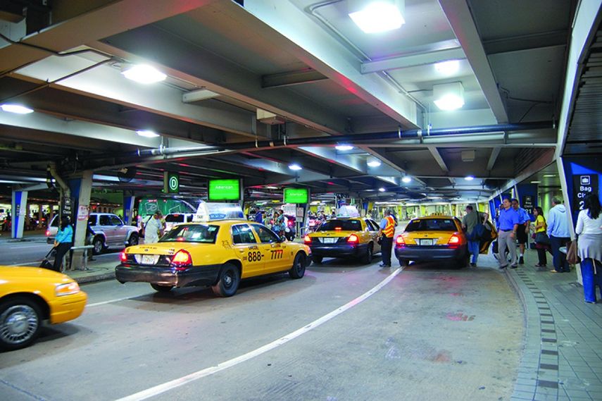 Los taxistas del aeropuerto han estado en el ojo del huracán por deficiencias en su servicio. (CORTESÍA)