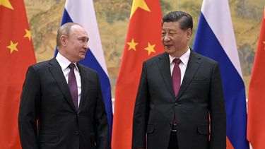 Los gobernantes Xi Jinping, de China, derecha, y Vladimir Putin, de Rusia, conversan durante su encuentro en Pekín, 4 de febrero de 2022.