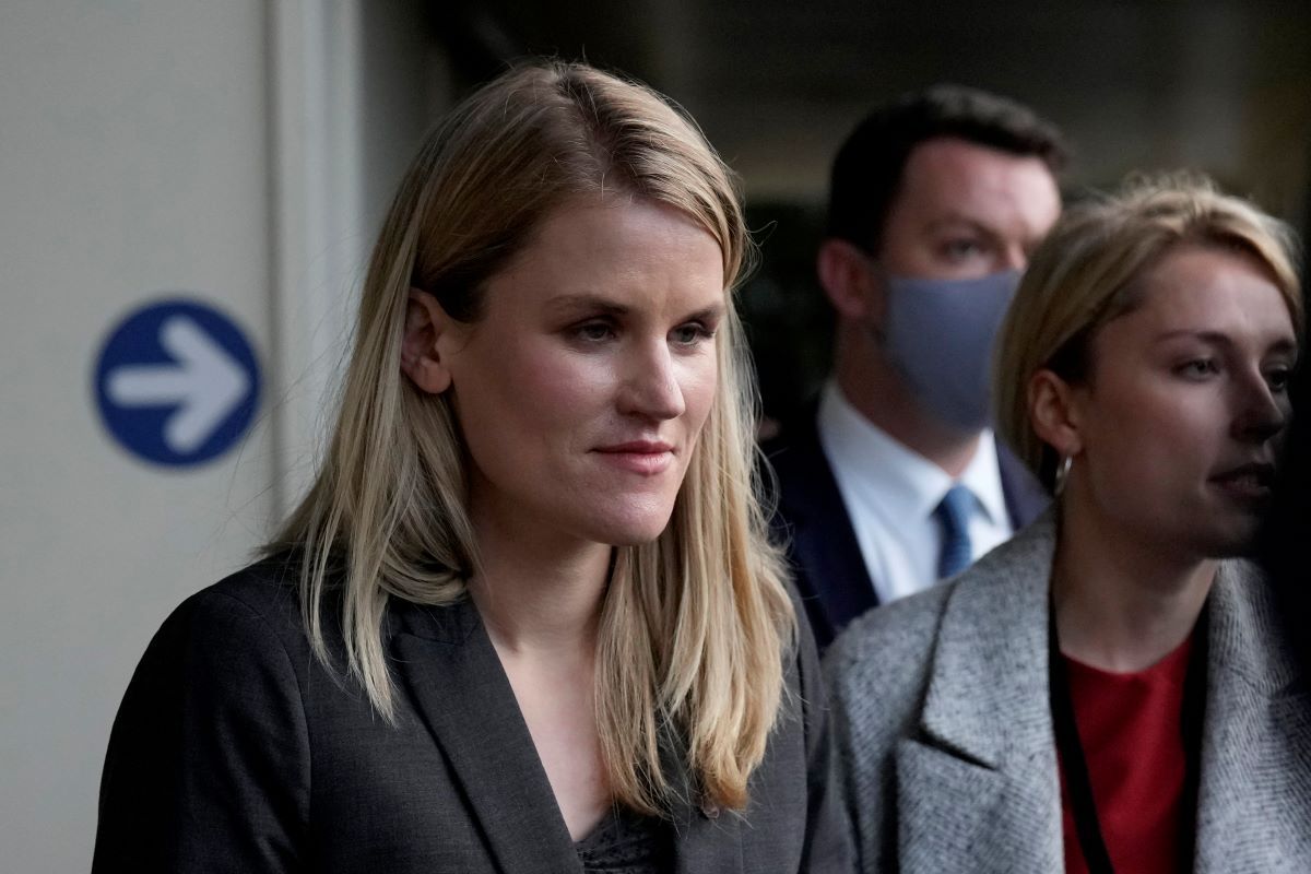 Frances Haugen, una exempleada de Facebook que ha denunciado públicamente las prácticas de la empresa tecnológica, sale del Parlamento en Londres luego de una audiencia el lunes 25 de octubre de 2021. Frances Haugen, una exempleada de Facebook que ha denunciado públicamente las prácticas de la empresa tecnológica, sale del Parlamento en Londres luego de una audiencia el lunes 25 de octubre de 2021.