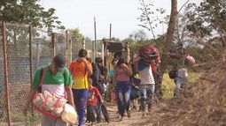 Fotografía del 31 de agosto de 2018 de un grupo de venezolanos que cruzan ilegalmente a Colombia por un camino conocido como trocha, lejos del control de las autoridades.