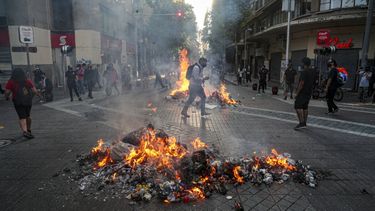 La gente protesta contra el presidente Sebastián Piñera, exigiendo su renuncia, en Santiago, Chile, el miércoles 18 de noviembre de 2020.