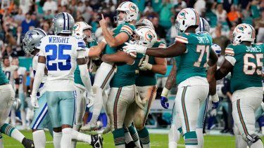 El pateador de los Dolphins de Miami, Jason Sanders (centro), celebra luego de concretar el gol de campo ganador en la segunda mitad del juego de la NFL ante los Cowboys de Dallas, el domingo 24 de diciembre de 2023, en Miami Gardens, Florida.&nbsp;