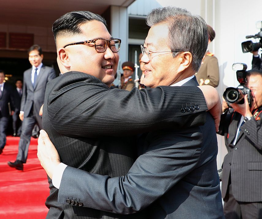 Los líderes norcoreano y surcoreano, Kim Jong-un y Moon Jae-In, respectivamente, en su reunión de este 26 de mayo de 2018.&nbsp;