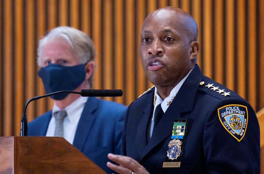 El jefe de policía de la ciudad de Nueva York, Rodney Harrison, junto con el fiscal de distrito de Manhattan, Cy Vance, sobre el arresto de un sospechoso acusado de atacar a la mujer asiático-estadounidense Vilma Kari, de 65 años, en una calle de la ciudad cerca de Times Square.&nbsp;