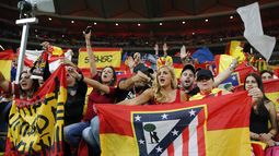 Los fanáticos del Madrid sacaron banderas en el juego que se disputa este sábado en el estadio Wanda Metropolitano.