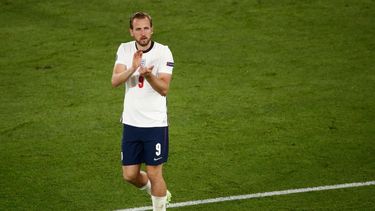 El delantero de Inglaterra Harry Kane, que anotó dos goles contra Ucrania en cuartos, celebra tras conseguir el pase a semifinales