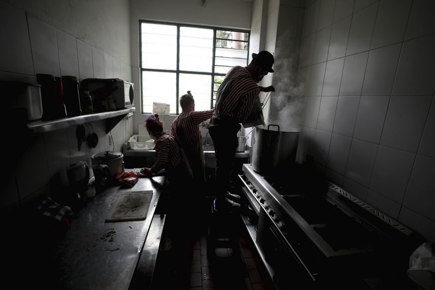 Los miembros del grupo Circo Encuentro preparan una sopa con alimentos donados que recolectaron en Bogot&aacute;, Colombia, el s&aacute;bado 4 de julio de 2020.&nbsp;