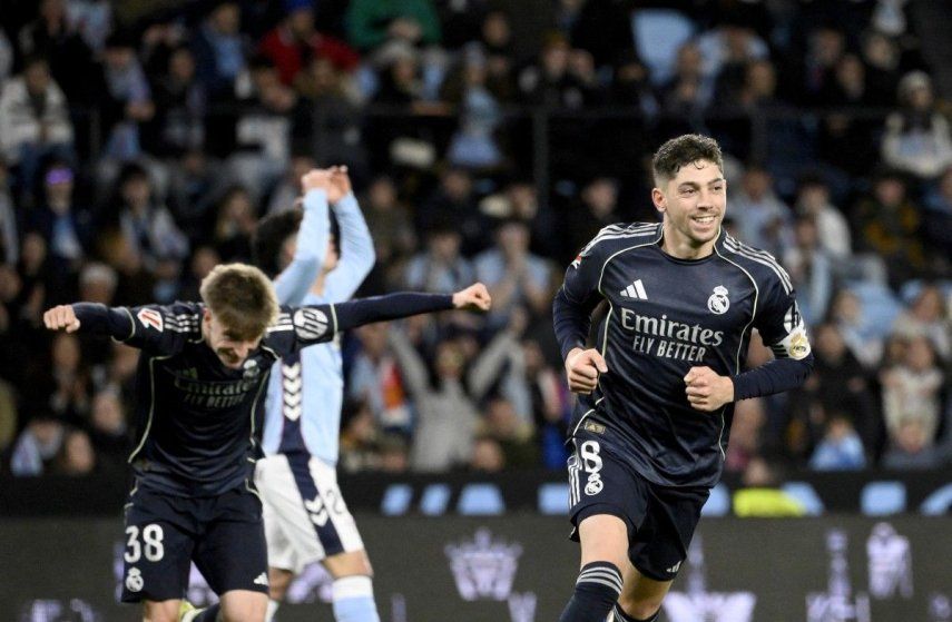 El centrocampista uruguayo del Real Madrid, Federico Valverde (d), celebra el segundo gol de su equipo durante el partido de la liga española entre el Celta de Vigo y el Real Madrid CF en el Estadio de Balaídos en Vigo el 6 de marzo de 2026.&nbsp;