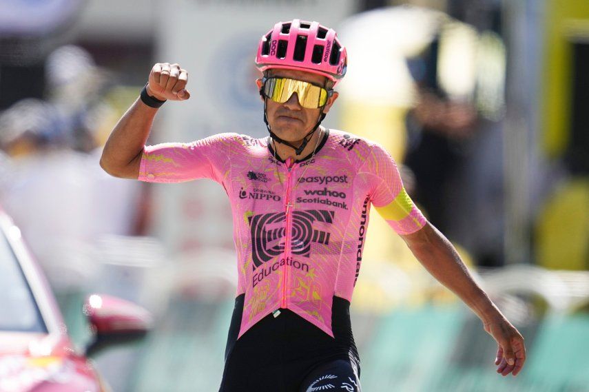 El ecuatoriano Richard Carapaz celebra al cruzar la meta luego de ganar la 17ma etapa del Tour de Francia entre Saint-Paul-Trois-Chateaux y Superdevoluy, Francia, el miércoles 17 de julio del 2024.
