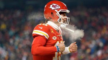 Patrick Mahomes, quarterback de los Chiefs de Kansas City, festeja durante el partido de playoffs del sábado 13 de enero de 2024 ante los Dolphins de Miami.