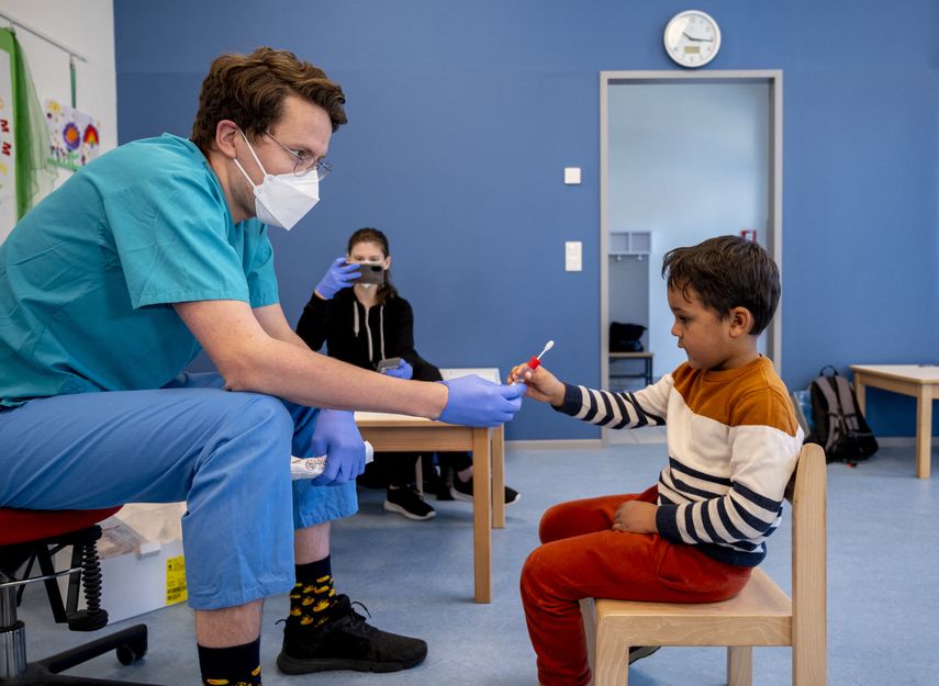 Austria prueba test de COVID-19 en forma de piruleta para niños
