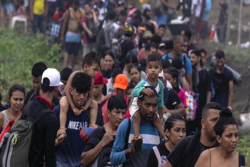 Migrantes llegan a la localidad panameña de Bajo Chiquito, el primer punto de control tras cruzar la selva del Darién, en la provincia homónima, el 22 de septiembre de 2023