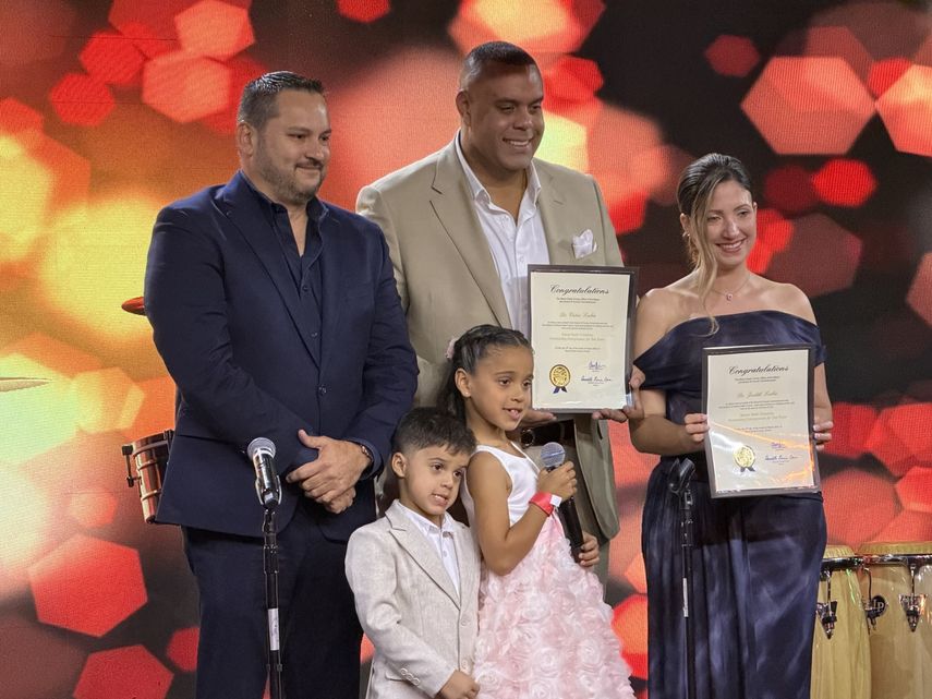 Christian Cevallos, candidato a la Alcaldía de Miami-Dade, entrega un reconocimiento a Lubin y Judit por su labor comunitaria durante estos diez años.