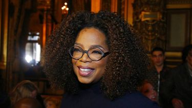 Oprah Winfrey llega a la presentación de la colección otoño-invierno 2019-2020 de Stella McCartney en París el 4 de marzo de 2019.