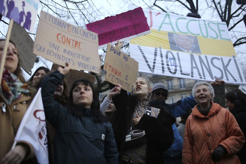 Mujeres protestan afuera del recinto donde se llev&oacute; a cabo la ceremonia de los premios C&eacute;sar, el equivalente franc&eacute;s de los premios Oscar, el viernes 28 de febrero de 2020, en Par&iacute;s.&nbsp;