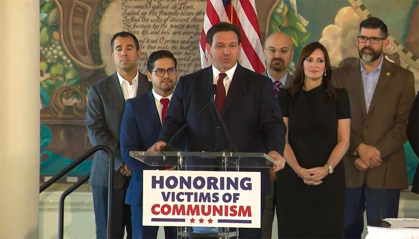 El gobernador Ron DeSantis ratifica ley que honra víctimas del comunismo, 2022.