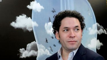 Dudamel no eludió ninguna pregunta sobre la situación política y social de Venezuela, a cuyo&nbsp;dictador, Nicolás Maduro, pidió en mayo de 2017 que rectificase y escuchase la voz del pueblo frente a la ola de protestas antigubernamentales.