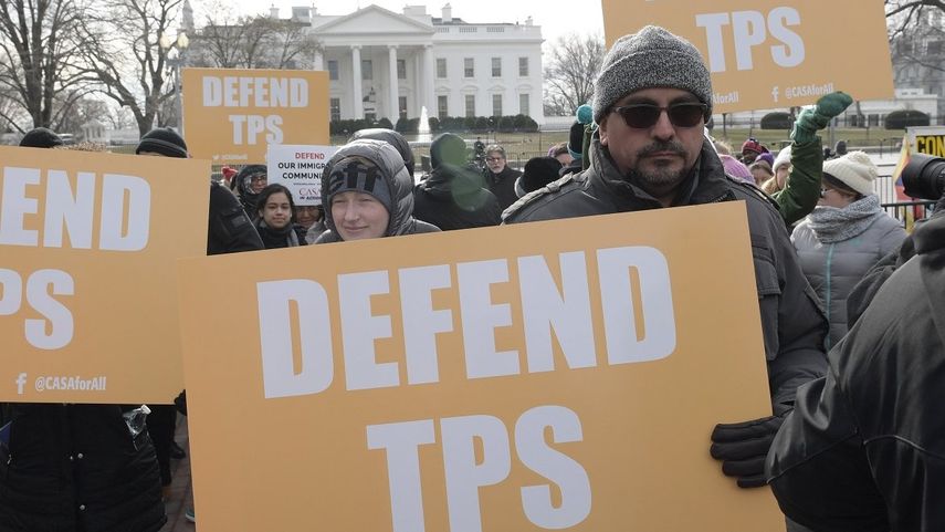 Activistas pro inmigración, líderes comunitarios e inmigrantes protestan frente a la Casa Blanca, en Washington