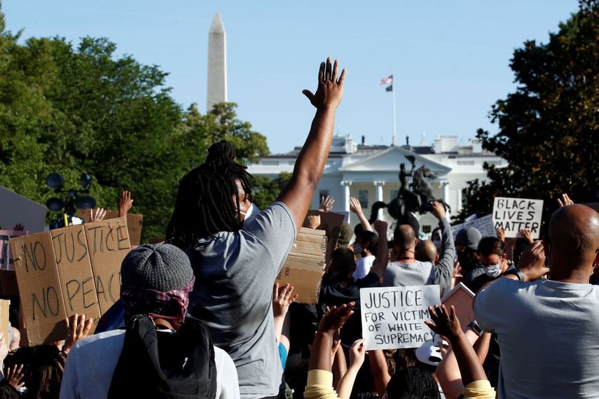 Manifestantes se reúnen en el Parque Lafayette para protestar por la muerte de George Floyd, el lunes 1 de junio de 2020, cerca de la Casa Blanca en Washington. 