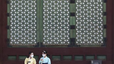 Mujeres con mascarilla para combatir los contagios de coronavirus en el palacio de Gyeongbok en Se&uacute;l, el lunes 17 de agosto de 2020.&nbsp;
