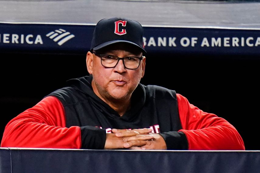 El manager de los Indios de Cleveland Terry Francona durante el séptimo inning de un juego ante los Yanquis de Nueva York, el viernes 22 de abril de 2022. 