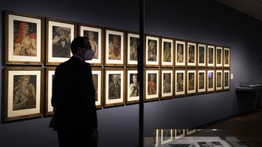 La obra Demons of the Hour de Werner Peiner se exhibe como parte de la exposición “Divinamente dotados. Los artistas favoritos del nacionalsocialismo en la República Federal” en el Museo Histórico Alemán, el miércoles 25 de agosto de 2021 en Berlín. La muestra abre al público el viernes.