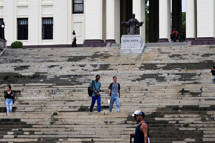 Estudiantes bajan las escaleras de la Universidad de La Habana en La Habana el 4 de junio de 2025.&nbsp;