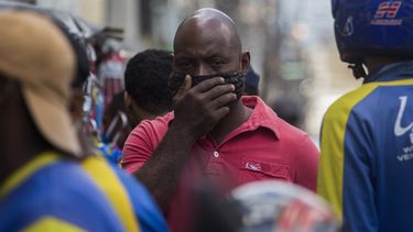 Un hombre se cubre la boca con una mascarilla mientras camina por Santo Domingo, en República Dominicana, el 30 de marzo de 2020.