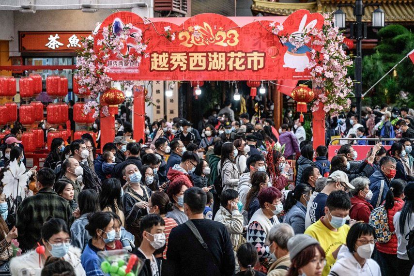 La gente visita un mercado de flores tradicional del Festival de Primavera que reabre después del cierre debido a la propagación del coronavirus Covid-19 en Guangzhou, en la provincia de Guangdong, en el sur de China, el 20 de enero de 2023, antes de las celebraciones del Año Nuevo Lunar del Conejo que cae en enero. 22.
