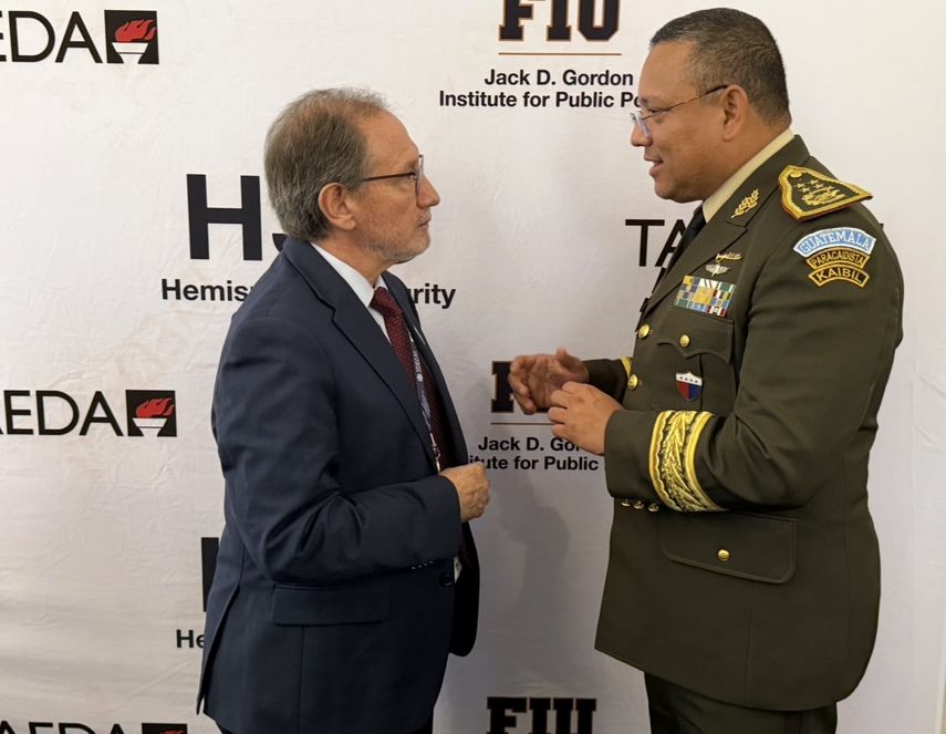 Eduardo Gamarra, director de investigación básica del Instituto Jack D. Gordon de Políticas Públicas de FIU y Henry Sáenz Ramos, ministro de Defensa de Guatemala.