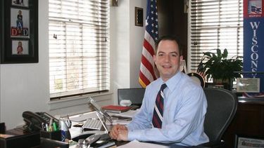 Priebus, principal aliado del magnate neoyorquino durante su accidentada campaña de las primarias, posa en su oficina.