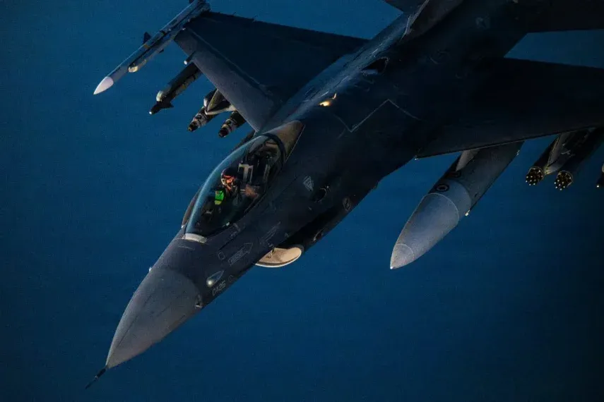 Un jet de combate F-16 de la Fuerza Aérea de EEUU patrulla los cielos en el Medio Oriente mientras las fuerzas estadounidenses mantienen su presencia y vigilancia en la región.