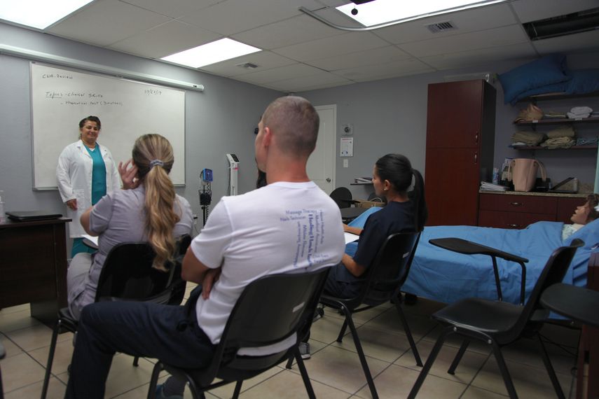 La profesora Gilda López imparte una clase en Healing Hands Institute.&nbsp;