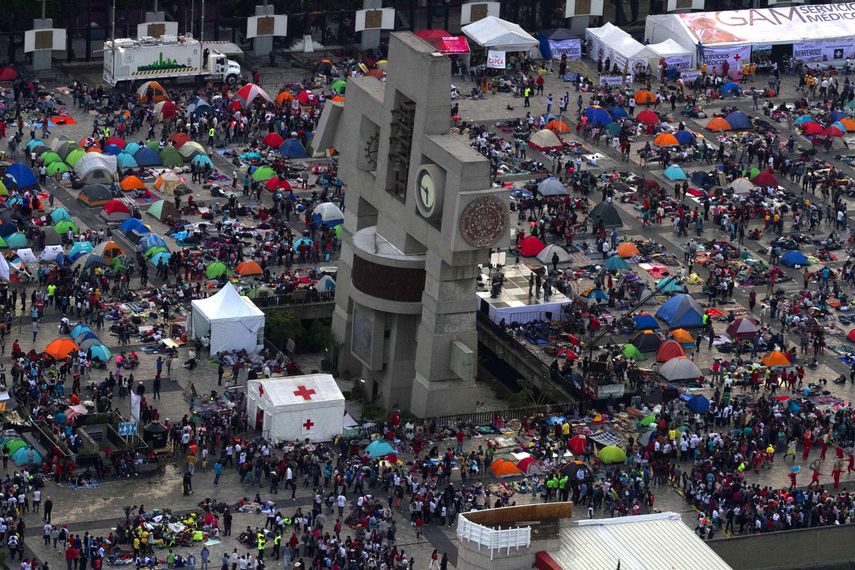 Feligreses de todas partes de México e incluso de otros países formaron largas filas para ingresar al templo por el 485 aniversario de la virgen morena&nbsp;