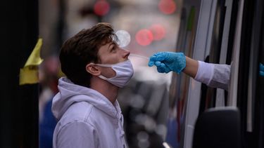 Un joven se somete a la prueba de COVID-19.