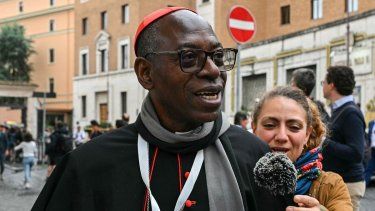 El cardenal marfileño Ignace Bessi Dogbo (izq.) llega a una reunión de congregación en el Vaticano, el 5 de mayo de 2025.&nbsp;