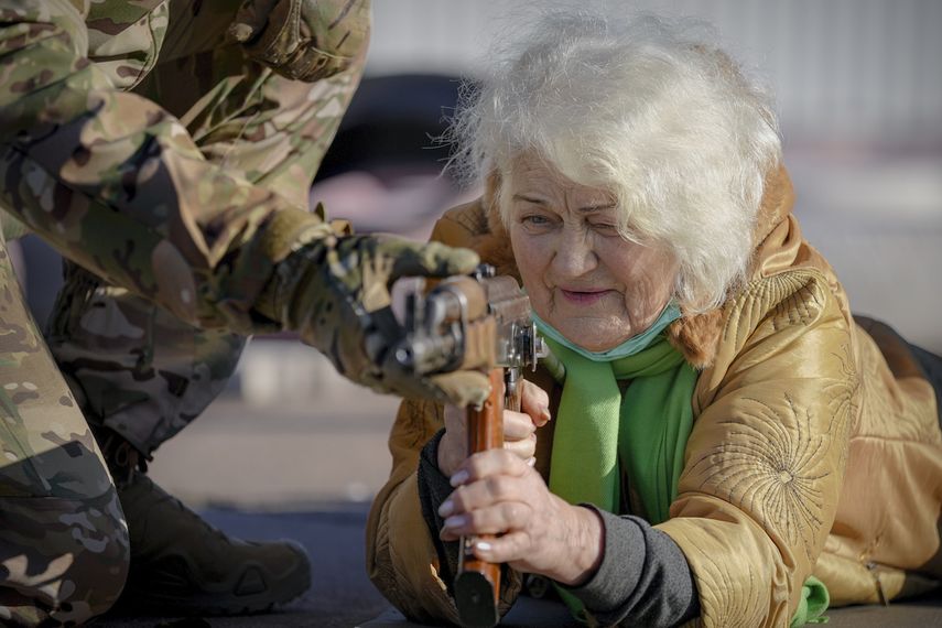 Valentyna Konstantynovska, de 79 años, sostiene un arma durante un entrenamiento de combate básico para civiles, organizado por la Unidad de Fuerzas Especiales Azov, de la Guardia Nacional de Ucrania, en Mariupol, región de Donetsk, este de Ucrania, el domingo 13 de febrero de 2022.&nbsp;