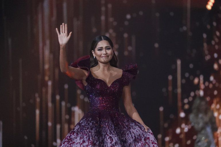 La mexicana Andrea Meza, Miss Universo 2020, se despide antes de entregar la corona a su sucesora, Harnaaz Sandhu, Miss Universo 2021.