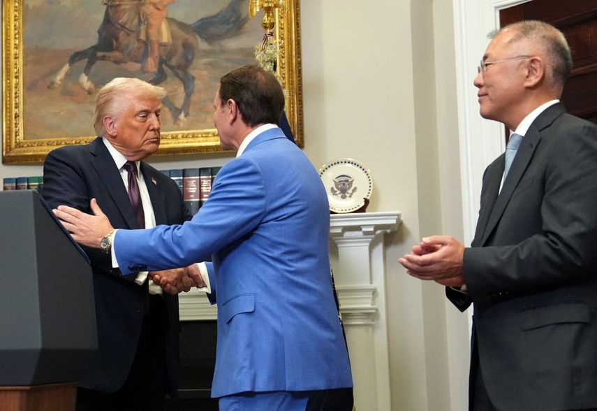 El presidente Donald Trump estrecha la mano al gobernador de Louisiana, Jeff Landry, y a su lado el presidente ejecutivo de Hyundai, Euisun Chung&nbsp;