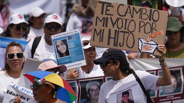 La gente asiste a la Marcha Nacional Anual en Búsqueda de Madres, que se celebra cada Día de la Madre en la Ciudad de México, el viernes 10 de mayo de 2024. Los manifestantes dicen que el gobierno carece de interés en investigar las desapariciones de las más de 100.000 personas en México