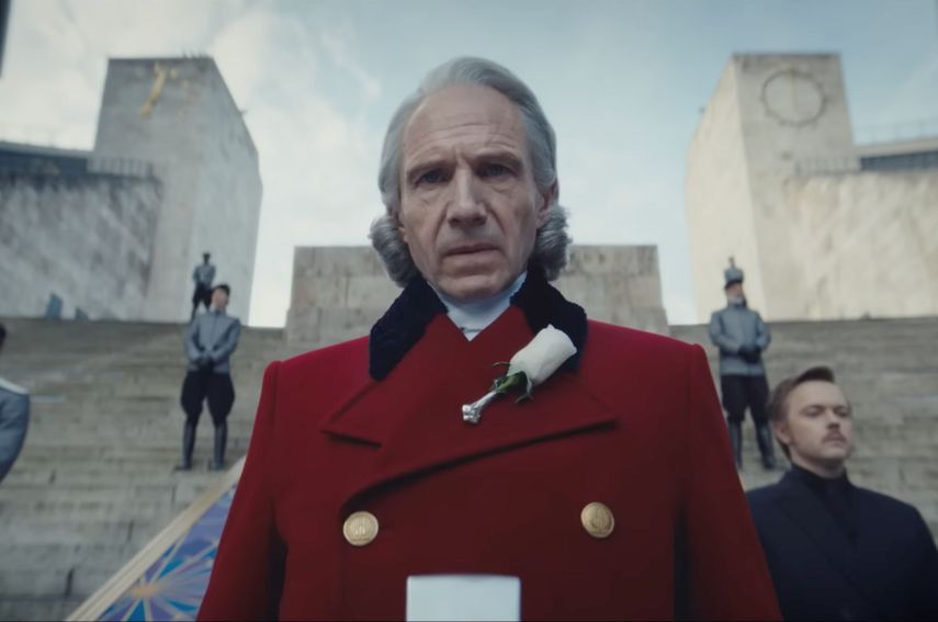 Ralph Fiennes da vida al presidente Coriolanus Snow en la película&nbsp;Sunrise of the Reaping.