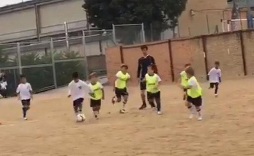 El momento en el que Cristiano Ronaldo Jr. le pega a la pelota para anotar su golazo.