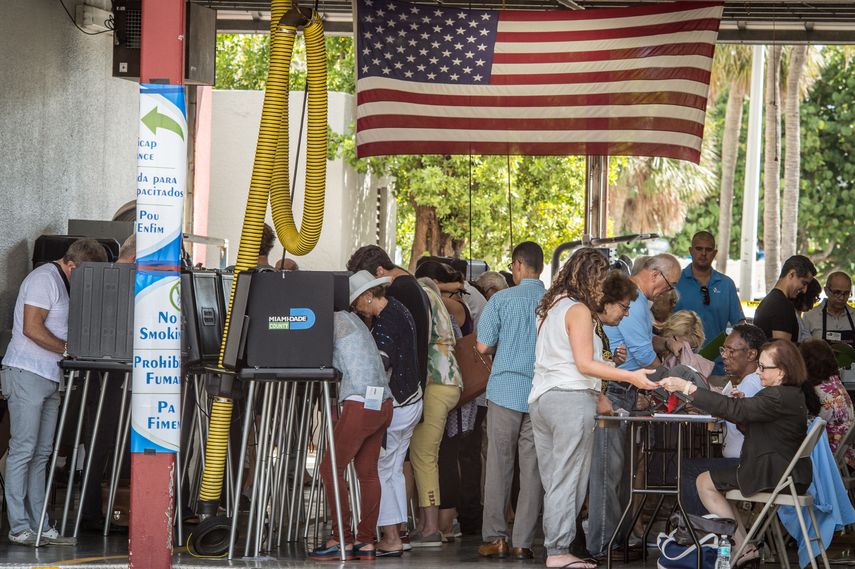 Los empleados de los entes electorales en los 67 condados de&nbsp;Florida&nbsp;iniciaron hoy, aunque algunos comenzaron el sábado, la tediosa tarea de volver a contabilizar las papeletas de votación, tras la orden del secretario de Estado, Ken Detzner.
