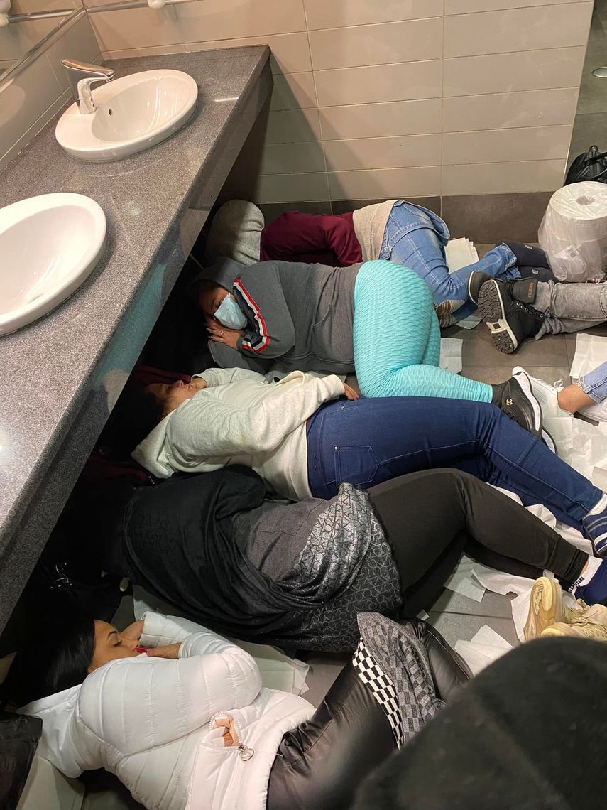 Cubanos varados en Rusia tuvieron que dormir en los baños del aeropuerto para poder amortiguar el frío.&nbsp;