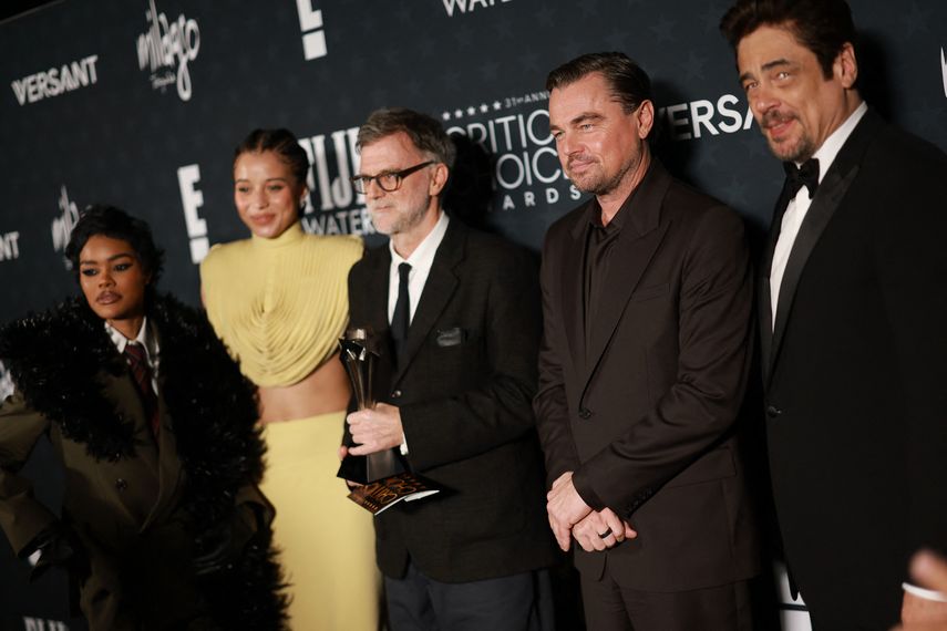Teyana Taylor, Chase Infiniti, Paul Thomas Anderson, Leonardo DiCaprio y Benicio del Toro, ganadores del premio a la Mejor Película por One Battle After Another, posan durante la 31ª edición de los Critics Choice Awards en el Barker Hangar el 4 de enero de 2026 en Santa Mónica, California.