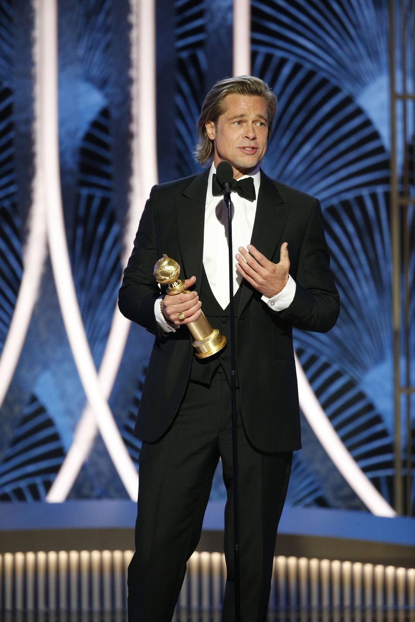 En esta imagen difundida por NBC, Brad Pitt recibe el Globo de Oro al mejor actor de reparto por Once Upon A Time...In Hollywood, el domingo cinco de enero del 2020 en Beverly Hills, California.