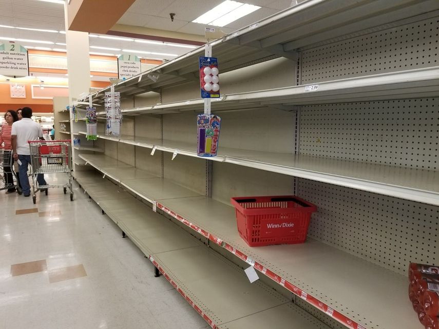 los anaqueles de agua potable estaban vacíos en los supermercados.