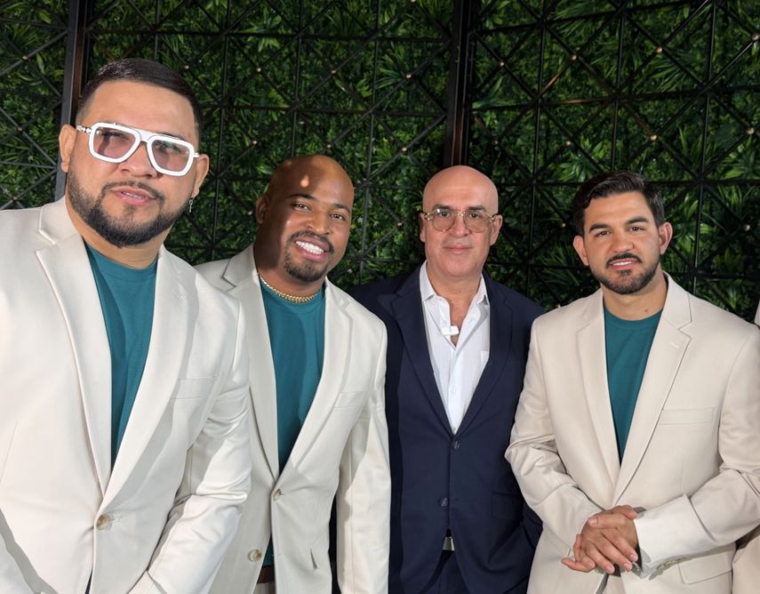 Los integrantes del Grupo Niche Adolfo Fito Echeverría, Luis Araque, y Alejandro Iñigo, posan junto al director musical de la agrupación, José Aguirre, durante una entrevista con EFE este martes, en Miami (EE.UU.).&nbsp;