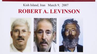 En esta foto de archivo del 6 de marzo de 2012, un p&oacute;ster del FBI muestra una imagen compuesta del exagente del FBI Robert Levinson, de una foto antes de ser secuestrado ( la izquierda), una imagen tomada de un video publicado por sus secuestradores (centro), y otra de c&oacute;mo se ver&iacute;a ahora despu&eacute;s de cinco a&ntilde;os en cautiverio (derecha), mostrada durante una conferencia de prensa en Washington, D.C.&nbsp;