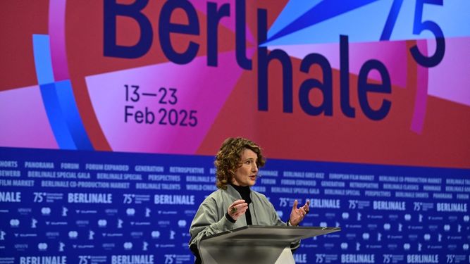 La directora de la Berlinale, Tricia Tuttle, se dirige a los medios en una conferencia de prensa sobre la edición 2025 del Festival de Cine de Berlín.&nbsp;